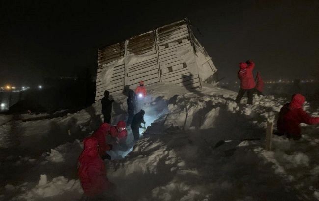 Сходження лавини в Росії: рятувальники повідомили про першу жертву