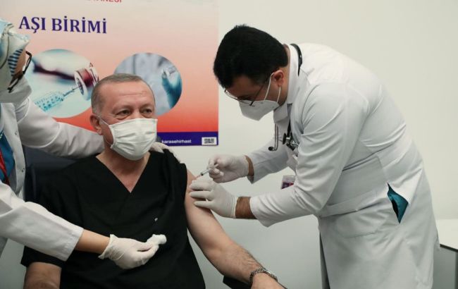 Эрдоган получил вторую дозу вакцины от COVID-19