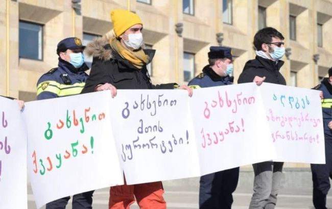 В Тбилиси проходит протест за снятие COVID-ограничений