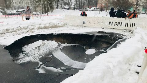 На Куреневке в Киеве провалился асфальт, движение перекрыто