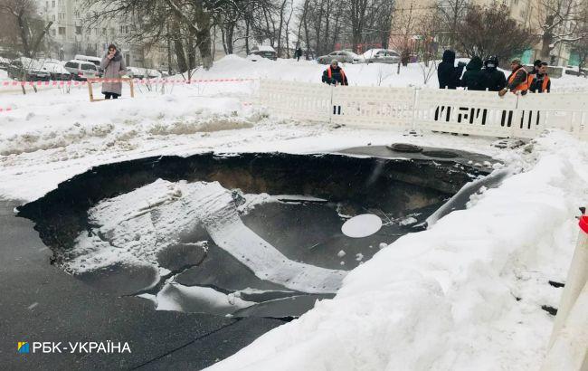 На Куреневке в Киеве провалился асфальт, движение перекрыто