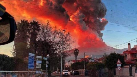 Облако из лавы и пепла: в Италии снова проснулся вулкан Этна