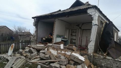 На Донбассе возле линии фронта взрывом разнесло дом. Взорвался газ