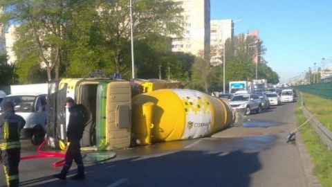 В Киеве произошло ДТП с участием бетоносмесителя, есть пострадавшие