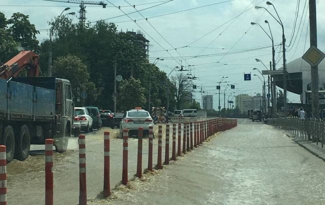 В Киеве возле Ocean Plaza прорвало трубу: дорогу затопило, движение перекрыто
