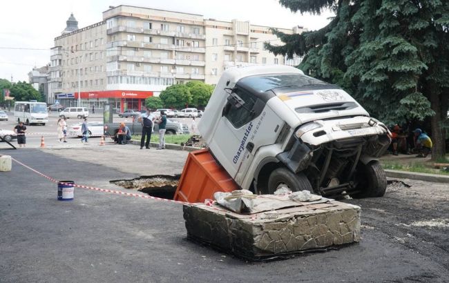 У центрі Житомира під асфальт провалилася вантажівка: фото інтиденту