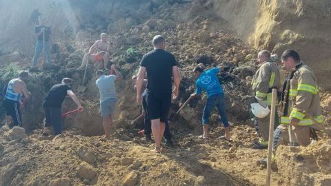 На пляжі в Одеській області стався зсув грунту. Під завалами можуть бути люди