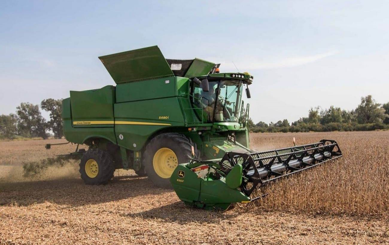 комбайн джон дир уборка сои в снег. уборка сои комбайном. жатки для уборки зернобобовых. поля сои в амурской области. соя сбор урожая.
