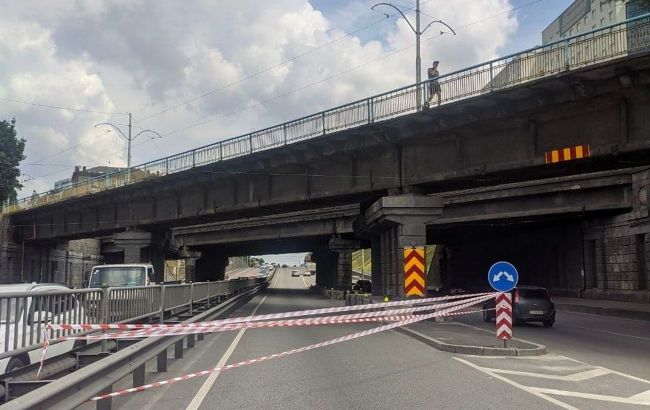 У Києві почав руйнуватися ще один шляхопровід. Частково перекрито проспект Перемоги