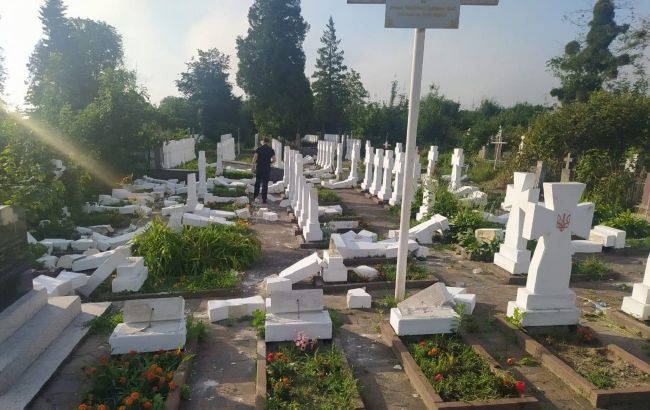 У Львівській області затримали вандала, який пошкодив майже 60 хрестів на кладовищі