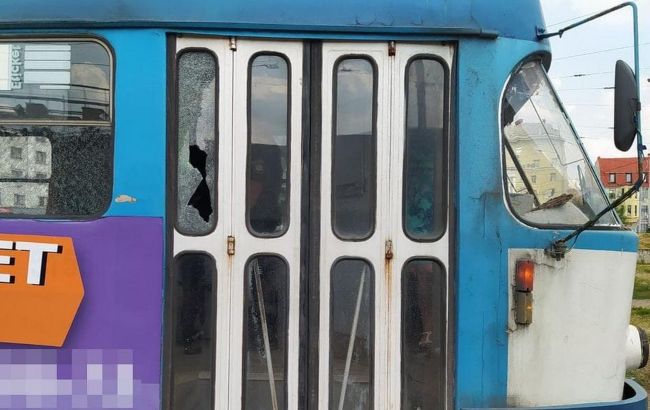 В Харькове неизвестные устроили стрельбу по трамваю с пассажирами