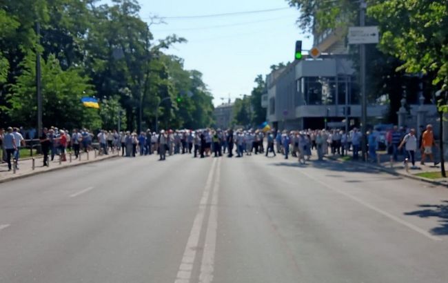 Участники протеста под Радой перекрыли правительственный квартал