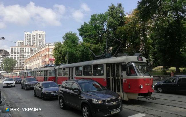 У центрі Києва величезний затор з трамваїв: що сталося
