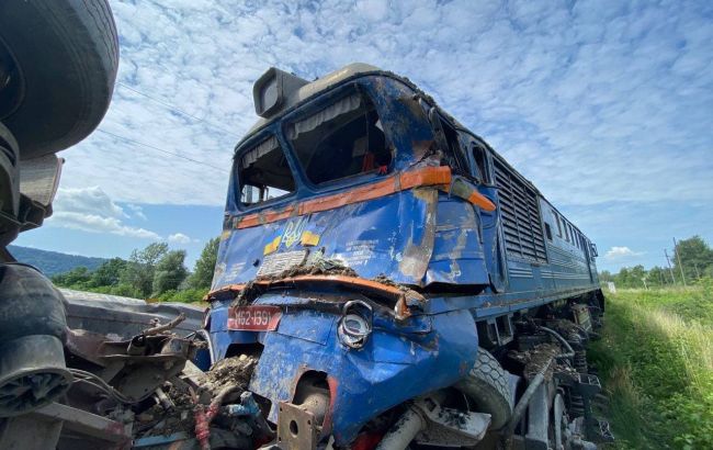 У Закарпатській області на залізничному переїзді потяг зіткнувся з вантажівкою