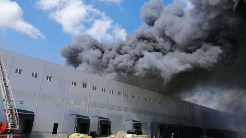 Под Одессой горит склад, площадь возгорания достигла 10000 кв. м