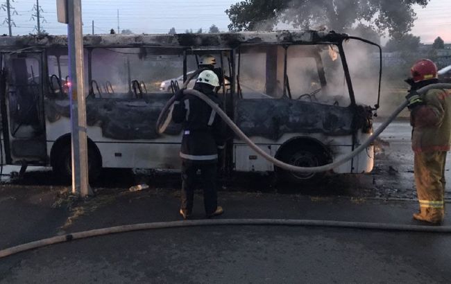 В Києві згоріла маршрутка, постраждав водій