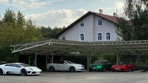 Як у Монако: під Києвом знайшли парковку з елітними авто (фото і відео)