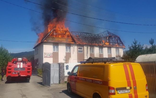 На Закарпатье горит дом гостиничного типа. Пожарные спасли мужчину