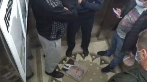 У Києві в ліфті повісили портрет Путіна: реакція українців потрапила на відео