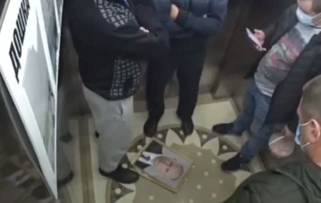 В Киеве в лифте повесили портрет Путина: реакция украинцев попала на видео