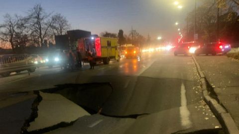 У Києві на лівому березі провалився асфальт: рух перекрито