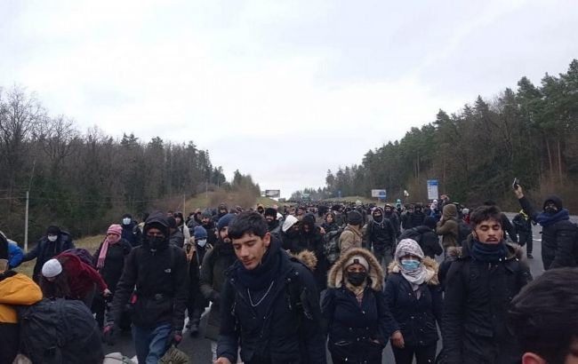 У Білорусі величезна колона мігрантів вирушила до кордону з Польщею