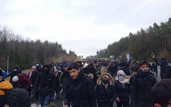 Нелегальные мигранты разбили лагерь на границе с Польшей: их охраняют спецслужбы Беларуси