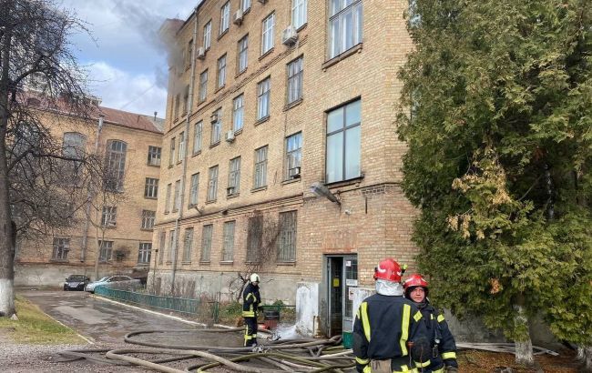 В Киеве загорелось здание института автоматики. Проводится эвакуация