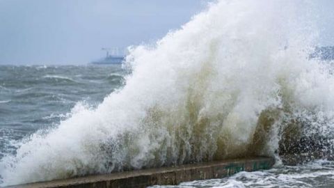 Волны до двух метров. На Азовском море ожидается сильный шторм