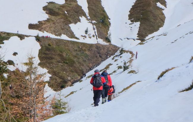 В Карпатах потерялись три человека на снегоходах. Их ищут второй день