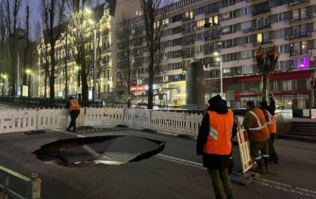 У центрі Києва провалився асфальт. Рух транспорту обмежено