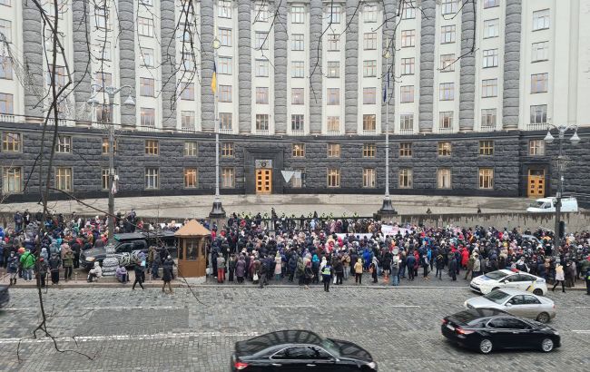 Під ВР і КМУ закликали владу припинити співпрацю з МВФ