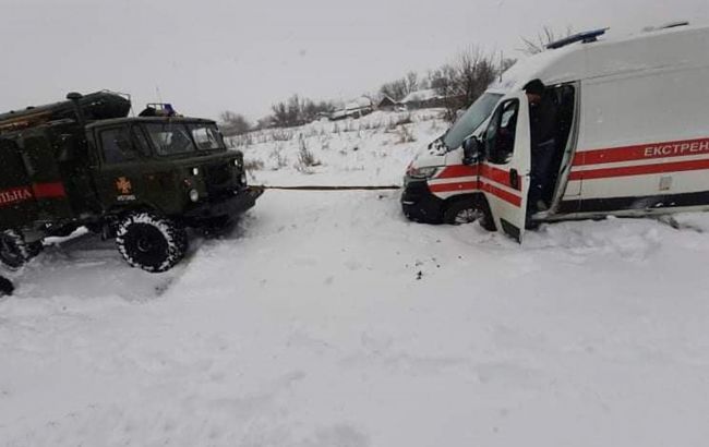 В Николаевской области "скорая" попала в снежный сугроб, доставали спасатели