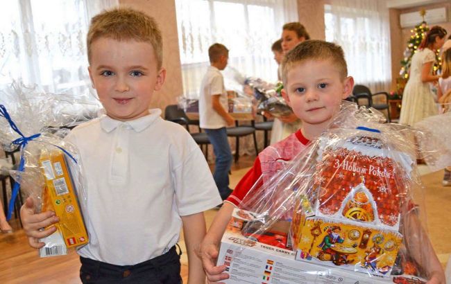 Діти з дитячих будинків отримали дарунки в рамках акції "Ангелятка добрих справ" від Епіцентру
