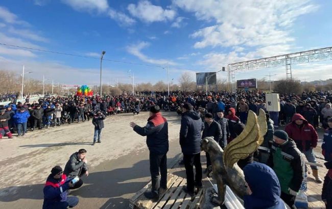 Мирні акції, зачистки і стрілянина в Алмати: що зараз відбувається в Казахстані