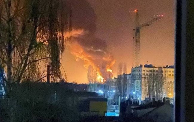 Окупанти завдали ракетного удару по Василькову. Горить нафтобаза (фото і відео)