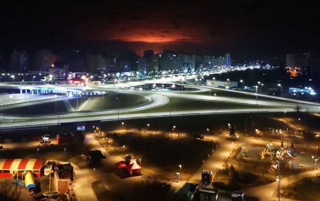 Пожежа на нафтобазі Василькова: людей просять щільно закривати вікна