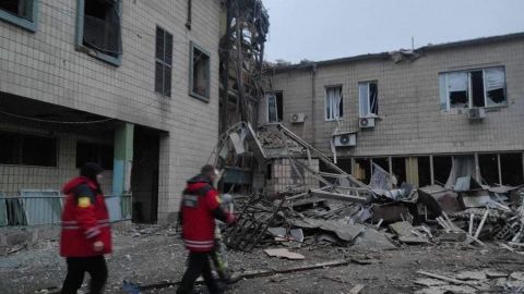 При обстреле телевышки в Киеве разрушено админздание. На месте ищут людей