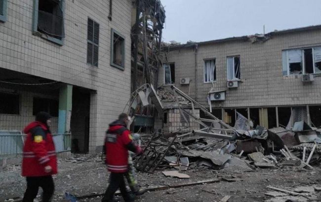 Під час обстрілу телевежі в Києві зруйновано адмінбудівлю. На місці шукають людей