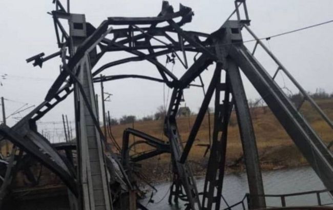 Оккупанты разрушили ж/д мост в Запорожской области: сообщения с югом больше нет