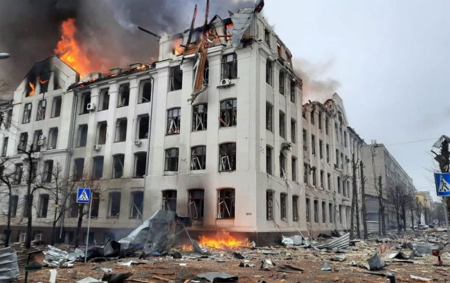 Российские войска ударили по зданию ХНУ им. Каразина, облуправлению полиции и СБУ