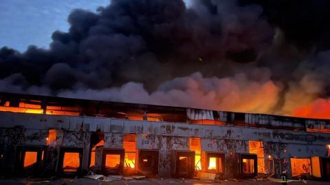 Под Киевом после обстрела возник масштабный пожар на складе хранения замороженной продукции