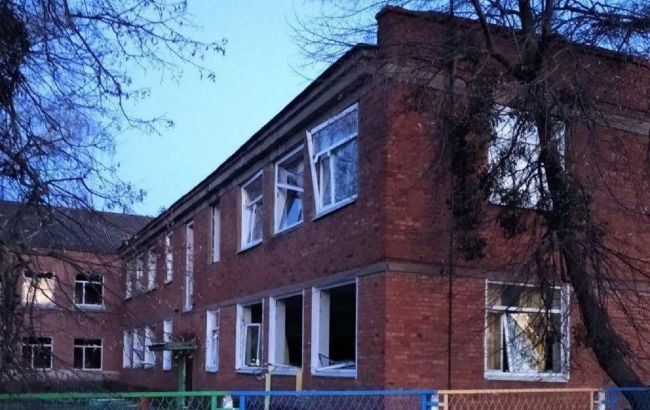 Окупанти бомбардували житлові квартали у містах Харківської області. Горіла школа у Мерефі