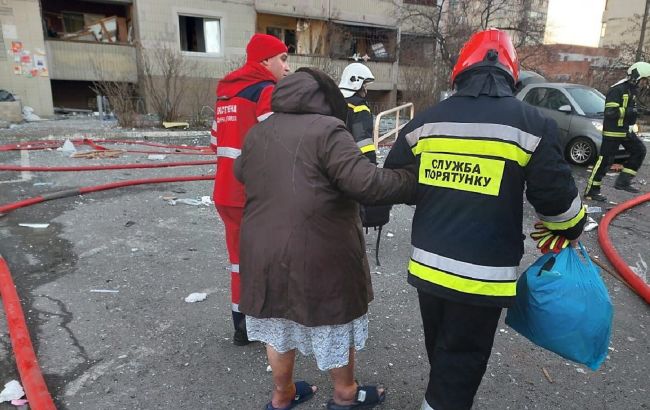 В Киеве остатки сбитой ракеты упали на многоэтажку. Произошло разрушение и возгорание
