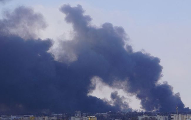 У Харкові спалахнула масштабна пожежа на ринку "Барабашово" через ворожий обстріл