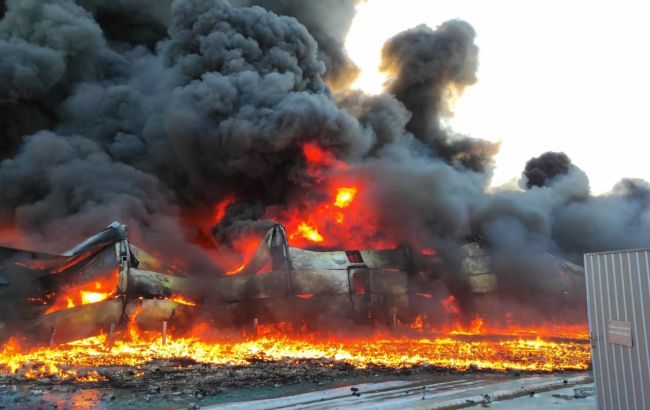 В Сумах произошли два взрыва в районе Химгородка, загорелся склад