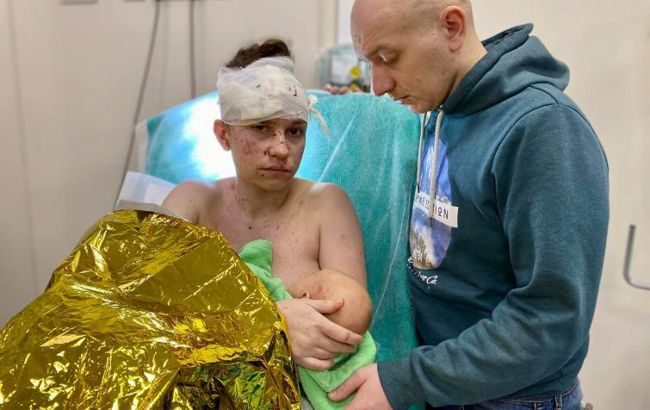 Украинская Мадонна: в Киеве мать спасла ребенка, закрыв его своим телом от обстрелов