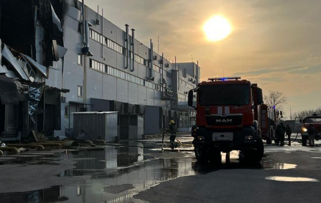 У Київській області окупанти обстріляли склад: виникла масштабна пожежа