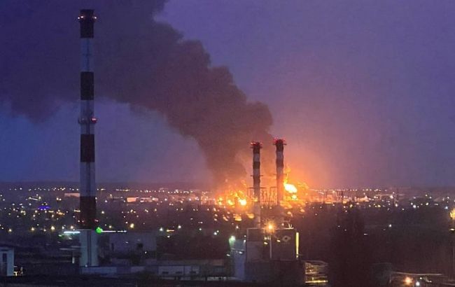 В российском Белгороде произошел масштабный пожар на нефтебазе. Начата эвакуация