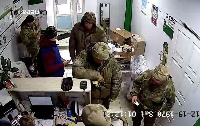Российские солдаты шлют домой баулы с награбленным в Украине (видео)